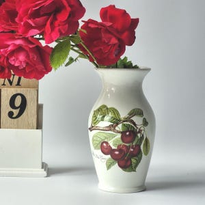 Portmeirion Pomona Vase &quot;Late Duke Cherry&quot; | Vintage English Botanical Ceramic Vase 5.7 inch (14.5cm) | Cottagecore Kitchen Gift Decor