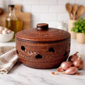 Zwiebelschale aus Ton – Handgeschnitztes Schalottenglas mit belüftetem Deckel – Rustikaler Knoblauch- und Ingwertopf
