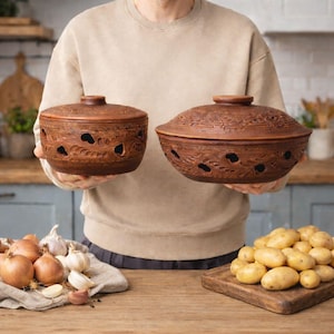 Puede incluir: Un juego de tres tazas de cerámica con un acabado moteado y mate. Las tazas son de color crema, gris claro y gris oscuro. Cada taza tiene un diseño simple y minimalista y un asa redondeada.