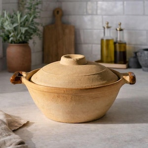 Cazuela vintage de terracota con tapa: olla rústica de estilo rústico.