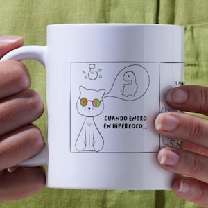 Taza con viñeta divertida- Gato con hiperfoco en dinosaurios