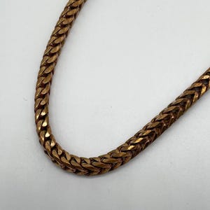 Getextureerde messingketting met gevlochten patroon – 7,4 mm breed, echt metaal, vintage gouden patina, gemaakt voor ontwerpers