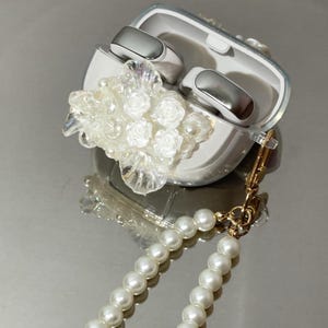 Étui à écouteurs Bose ultra perlé et fleuri pour elle, élégant avec chaîne papillon, étui romantique Bose, cadeau d'été pour petite amie