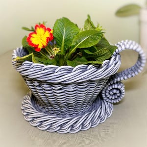 Una cesta de mimbre con forma de taza y platillo para guardar cosas. Una maceta pequeña para flores, dulces o aperitivos. Un jarrón para baratijas y manualidades.