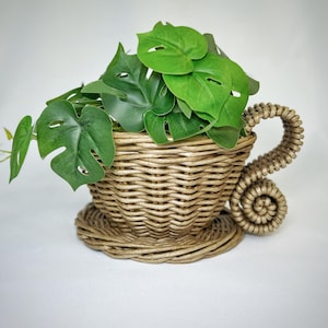 Rieten opbergmand in de vorm van een kop en schotel, decoratieve serveervaas, bloempot, fruitmand, kantoordecoratie