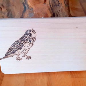 Prachtig snackbord met pyrografie - handgemaakt grasparkiet, gepersonaliseerd cadeau voor verjaardag, Moederdag, oma, vogelliefhebber