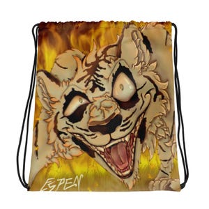 Puede incluir: Mochila con cordón con un diseño de tigre de dibujos animados. El tigre tiene la boca muy abierta y una expresión amenazante. El fondo muestra llamas y hierba. La firma del artista, "ESPEA", es visible.