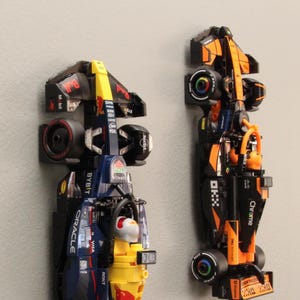 Expositor de pared para coches Lego F1 Speed Champions - Instalación sencilla, sin agujeros - Incluye tira de comandos 3M