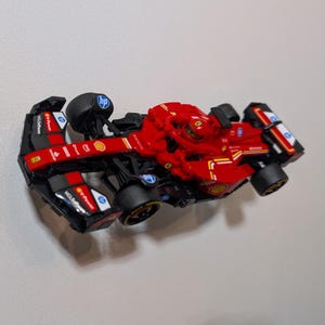 Angled wall mount display for Lego F1 Speed Champions cars - Easy, no hole installation - Includes 3M Command Strip