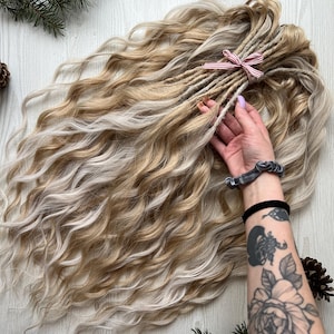 Gemakkelijk te kammen blonde krullen, losse krullen, gekrulde synthetische DE-dreadlock-extensies, zachte golvende dreadlocks volledige set, natuurlijke festivaloutfit