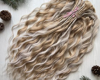 アッシュブロンドのカーリードレッドロックエクステンション – ボヘミアンやフェスティバルヘアスタイルに最適な、柔らかい合成ウェーブドレッド
