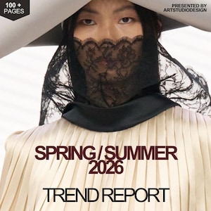 Puede incluir: Una portada de revista de moda con el texto "SPRING/SUMMER 2026 TREND REPORT". La portada presenta a una persona con un velo de encaje negro y una blusa plisada color crema. La revista es presentada por ARTSTUDIODESIGN y tiene más de 100 páginas.