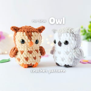 Könnte beinhalten: Zwei gehäkelte Eulenfiguren. Eine ist braun, beige und orange, die andere grau und weiß. Die Eulen haben große schwarze Augen und sind mit "no-sew Owl crochet pattern" beschriftet. Die Eulen stehen auf einer weißen Oberfläche mit unscharfem Hintergrund.