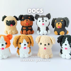 Könnte beinhalten: Acht gehäkelte Hundefiguren in verschiedenen Rassen und Farben, darunter eine Möpse und Beagles. Das Wort "DOGS" steht über den Figuren, und "no-sew crochet pattern" steht darunter.