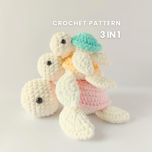 Op de afbeelding: Haakpatroon voor drie gehaakte zeeschildpadden. De schildpadden zijn op elkaar gestapeld, met de kleinste bovenop. De grootste schildpad is wit en roze, de middelste schildpad is geel en wit, en de kleinste schildpad is blauw en wit.