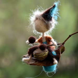 Fee Ornament Trommler Nadel gefilzte Waldorf inspirierte Puppe