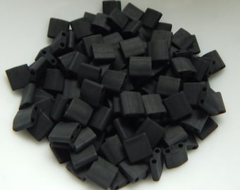 Tila 5g マットブラック 2穴 5mm スクエア ミユキビーズ No.401f