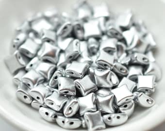 Wibeduo® 8 x 8 mm 2穴 マットアルミニウム シルバー、チェコガラスビーズ 25個