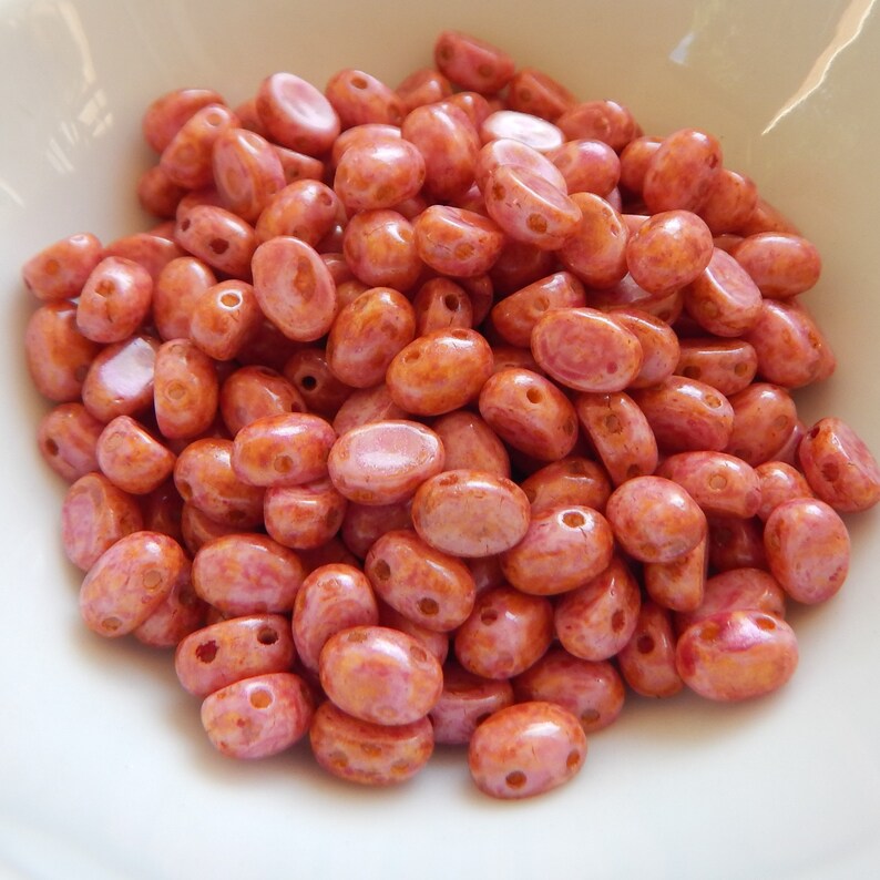 Opaque Rose Spotted 20 beads 2-Hole 7x5mm Oval Samos\u00ae par Puca\u00ae