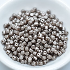 Minos Par Puca® 5グラム - パステルライトブラウンココ - 2.5 x 3 mm シリンダーチェコガラスビーズ
