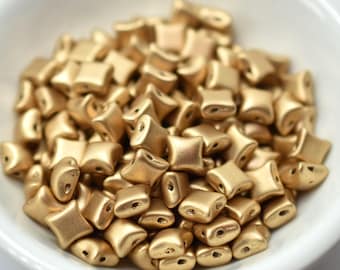 Wibeduo® 8 x 8 mm 2穴 マットライトゴールド 25個入り チェコガラス製