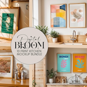 Puede incluir: Una maqueta de 10 impresiones de cocina en un ambiente de cocina moderno. Las impresiones presentan diseños abstractos, escenas de playa y una mujer nadando. Las impresiones son de varios tamaños y marcos.