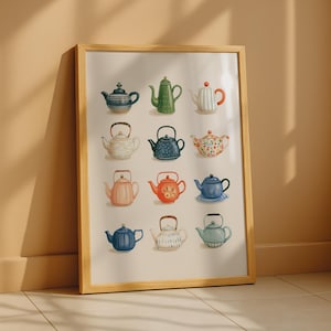 Può includere: Una stampa artistica da parete incorniciata che presenta una griglia di dodici teiere illustrate in vari colori e motivi, inclusi design blu, verdi, rossi e bianchi, disposti in quattro file da tre su uno sfondo color crema chiaro.