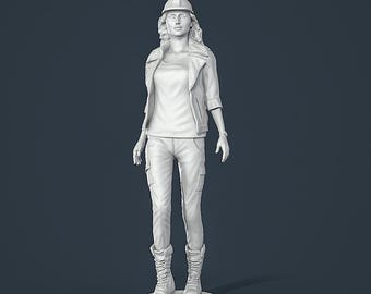 Può includere: Statuetta stampata in 3D di una persona con casco, giacca, maglietta, pantaloni cargo e stivali. La figura è su una base circolare. Il colore è bianco.