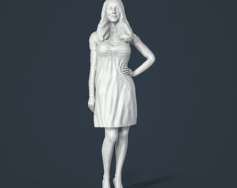 Può includere: Scultura stampata in 3D di una donna con un abito a maniche corte, con una mano sul fianco. La figura bianca è su una piccola base rotonda. Lo sfondo è di colore scuro e uniforme.
