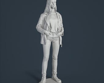 Può includere: Figurina stampata in 3D di una persona che indossa una giacca, una maglietta, jeans e stivali. La figura è in piedi su una piccola base rotonda. L'abbigliamento è dettagliato con pieghe e trame realistiche.
