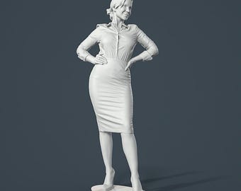 Può includere: Scultura monocromatica di una persona in abito da lavoro. La figura indossa una camicia abbottonata, una gonna a tubino e tacchi alti. La persona è in piedi con le mani sui fianchi e la scultura è su una base circolare.