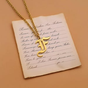 Collar con inicial en inglés antiguo, collar con letra gótica, colgante personalizado con letra inglesa antigua, joyería con letra gótica, collar con inicial personalizado para mamá