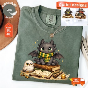 Op de afbeelding: Mosgroen t-shirt met een drakenafbeelding met een sjaal, zittend op boeken met een uil. Het shirt bevat de tekst "COMFORT COLORS" en "100% COTTON". Verkrijgbaar in de maten 3XL en 4XL. De afbeelding toont ook twee ontwerpopties.