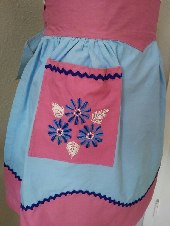 Pink & Blue Embroidered Vintage Apron with Pocket… - image 2