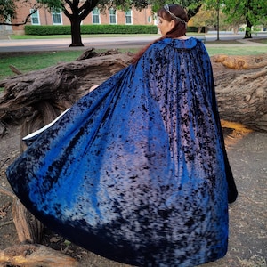 Blaues Samt Cape mit gemustertem Kragen, Royal Anime Cosplay Kostüm, Queen Ren Fair Umhang, Robe, Erwachsene Halloween