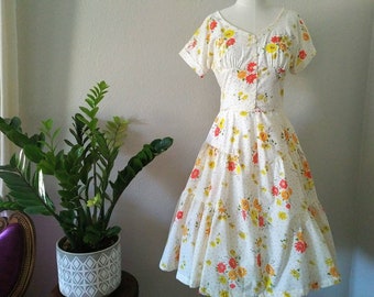 Size S/M 1950s White Floral Cotton Dress, Mid Century 50s Full Skirt Novelty Print Plus, Maisel Mad Men MCM Pinup