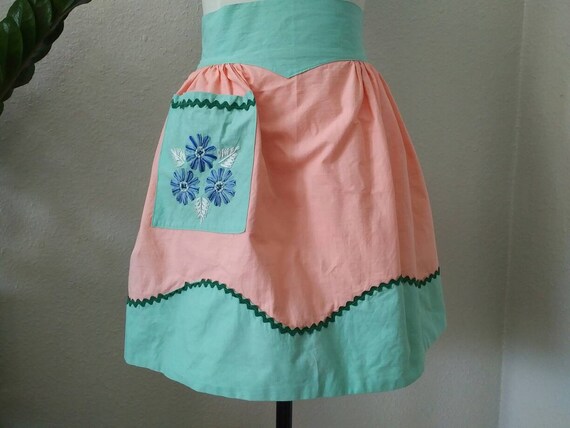 Precious Coral & Mint Embroidered Vintage Apron w… - image 3