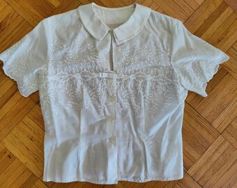Size M 1950s Peter Pan Blouse, Embroidered White Cotton Muslin Shirt, True Vintage Top Cottage Core Poodle Skirt