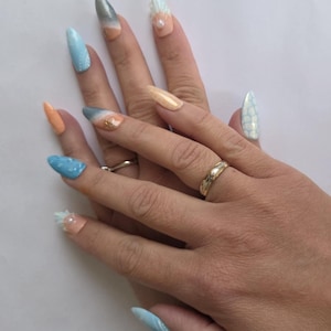 Unhas postiças de praia inspiradas no oceano | Unhas postiças de pérolas e conchas para o verão | Conjunto de unhas reutilizáveis artesanais com toques festivos