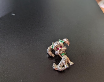 Broche pequeño vintage de caniche con detalles verdes y rojos