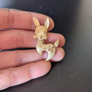Vintage Gold Rabbit Pin 60s Vibe Bunny Brooch Hare Star Detail