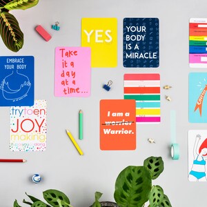 Mini Mantras : jeu de 10 cartes avec des mots et des images optimistes pour vous aider à être plus gentil avec vous-même et à vivre une vie plus joyeuse! Par Hannah Broadway