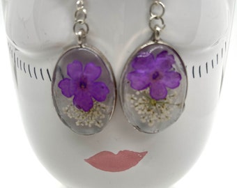 These lovely pair of resin earrings in a silver-plated oval frame, with lavender & white combo pressed flowers, are so pretty.