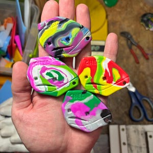 Llavero ecológico único – Talismán artesanal de plástico reciclado para la magia cotidiana