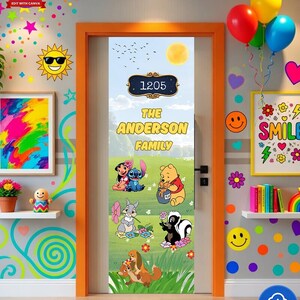 Puede incluir: Un cartel para puerta con un cielo azul, sol amarillo y hierba verde. El cartel muestra el texto "1205" y "The Anderson Family" junto con personajes de dibujos animados. El marco de la puerta es naranja.