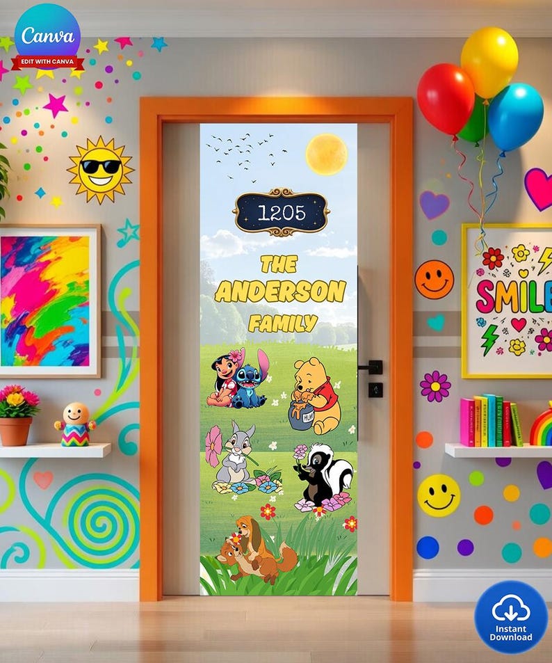 Puede incluir: Un cartel para puerta con un cielo azul, sol amarillo y hierba verde. El cartel muestra el texto "1205" y "The Anderson Family" junto con personajes de dibujos animados. El marco de la puerta es naranja.