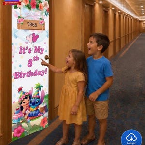 Puede incluir: Una colorida pancarta de puerta de cumplea&ntilde;os con el texto "It's My 8th Birthday!" y una imagen de dibujos animados de Lilo & Stitch. La pancarta est&aacute; decorada con flores, globos y el n&uacute;mero 7865.
