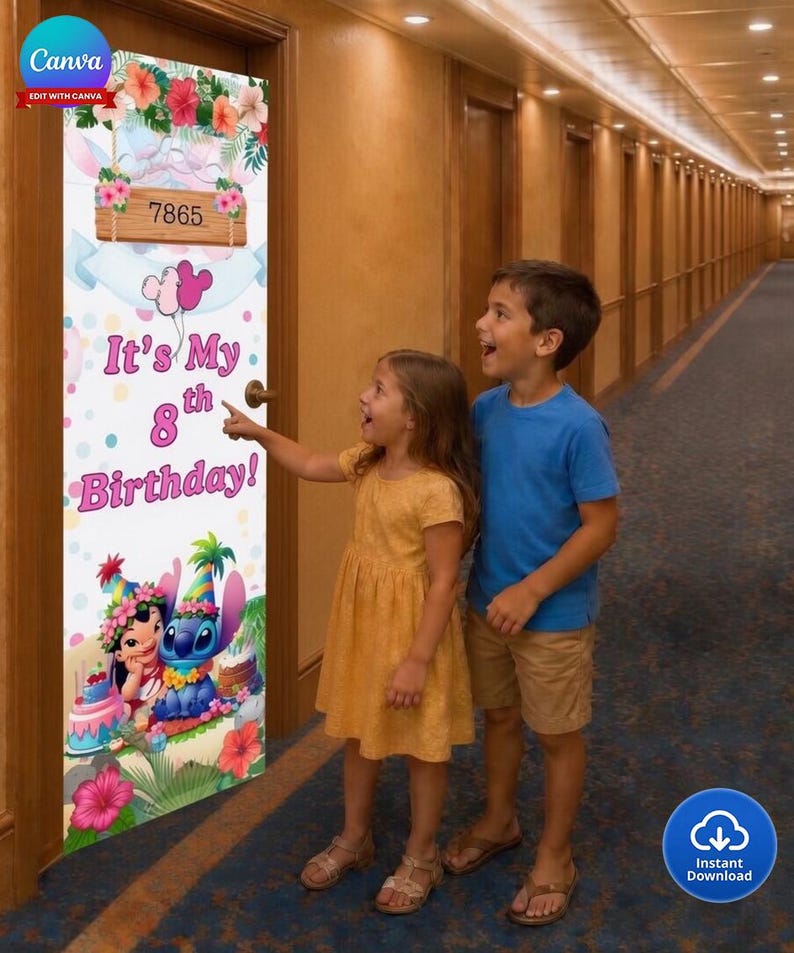 Puede incluir: Una colorida pancarta de puerta de cumplea&ntilde;os con el texto "It's My 8th Birthday!" y una imagen de dibujos animados de Lilo & Stitch. La pancarta est&aacute; decorada con flores, globos y el n&uacute;mero 7865.