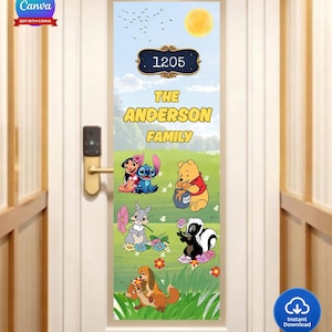 Puede incluir: Un vinilo para puerta con el n&uacute;mero 1205 en una placa azul y dorada, encima de "THE ANDERSON FAMILY". El dise&ntilde;o incluye personajes de dibujos animados como Stitch, Winnie the Pooh y Bambi, sobre un fondo verde.