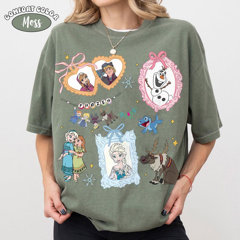 Peut inclure: Un t-shirt &agrave; manches courtes vert mousse avec une impression graphique des personnages du film Frozen. Le motif comprend des portraits encadr&eacute;s d'Anna, Kristoff, Olaf et Elsa, ainsi que des illustrations de Sven, Bruni et le texte Frozen.